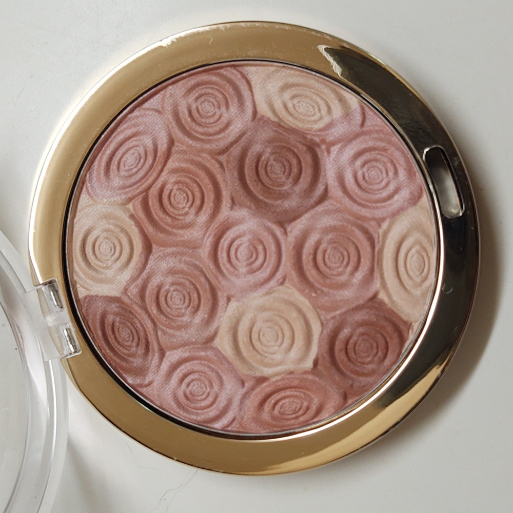 Milani illuminating face powder Rose Hermosa